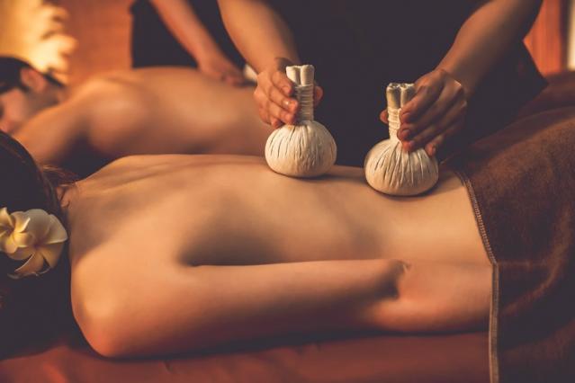 Massage aux pochons d'herbes